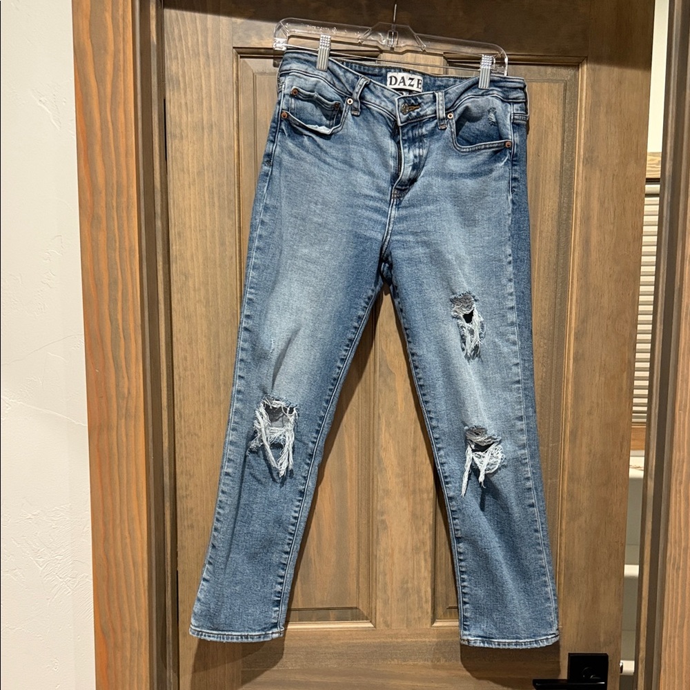 DAZE Women's Cropped Distressed Blue Jeans